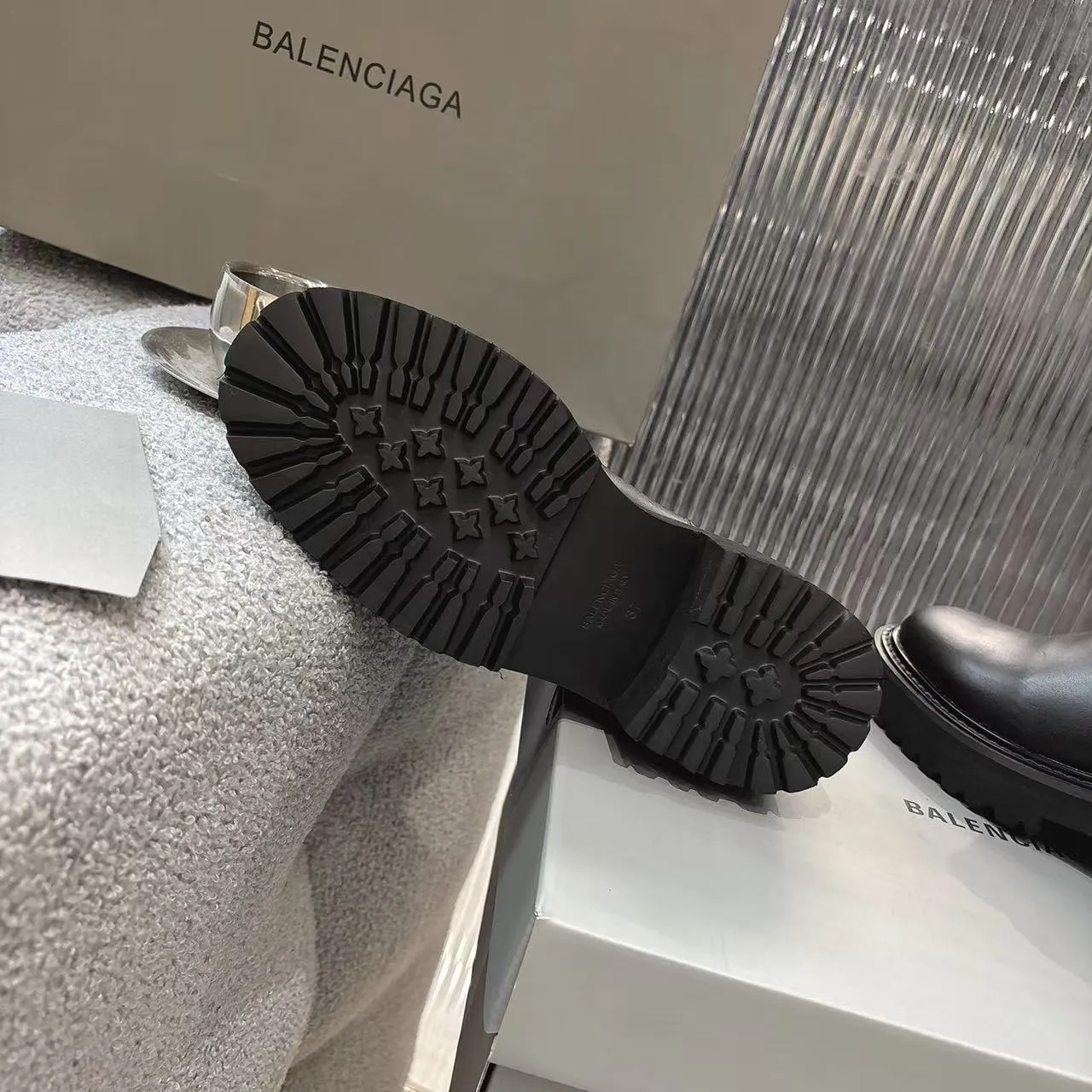 👟👟Ex-factory price 600👟👟 Balenciaga’s much-anticipated Venom Boots are now on sale. From Balenciaga 2025 FALL Series Venom Boots draws inspiration from motorcycle boots, with unique design as the core highlight. It not only enhances the stability of the boots, but also cleverly integrates the brand’s iconic hardware elements to highlight your personality. The design of the large tongue flap is even more unique, creating a casual and uninhibited style and breaking the stereotype of traditional shoes. This series of boots belongs to Balenciaga's 2025 fall non-catwalk products, showing the brand's creative extension beyond regular shows. Surface: Imported cowhide Lining: Sheepskin Size: 35-40 yards (custom-made sizes 41 are non-refundable)
